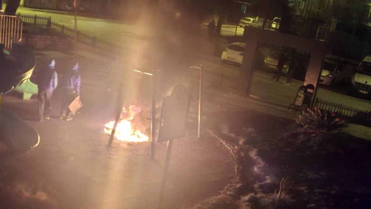 Foto - Çocuk parkında skandal görüntü! Lastik yakıp oyun alanını küle çevirdiler