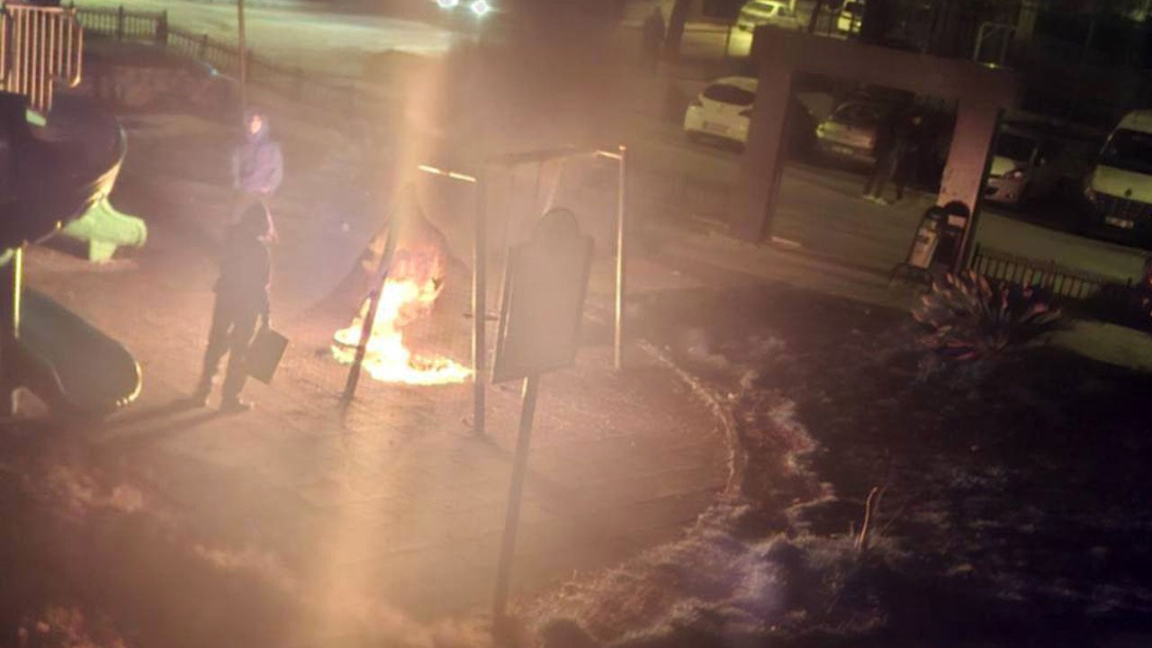 Foto - Çocuk parkında skandal görüntü! Lastik yakıp oyun alanını küle çevirdiler