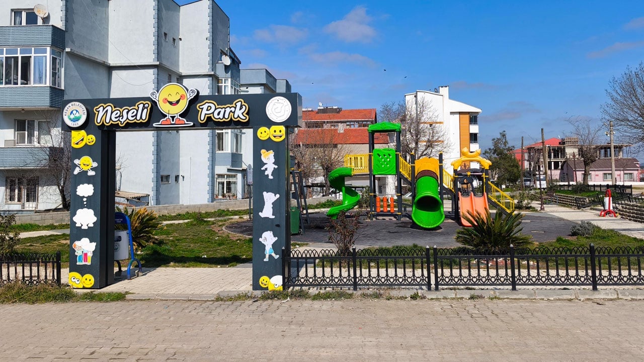 Foto - Çocuk parkında skandal görüntü! Lastik yakıp oyun alanını küle çevirdiler