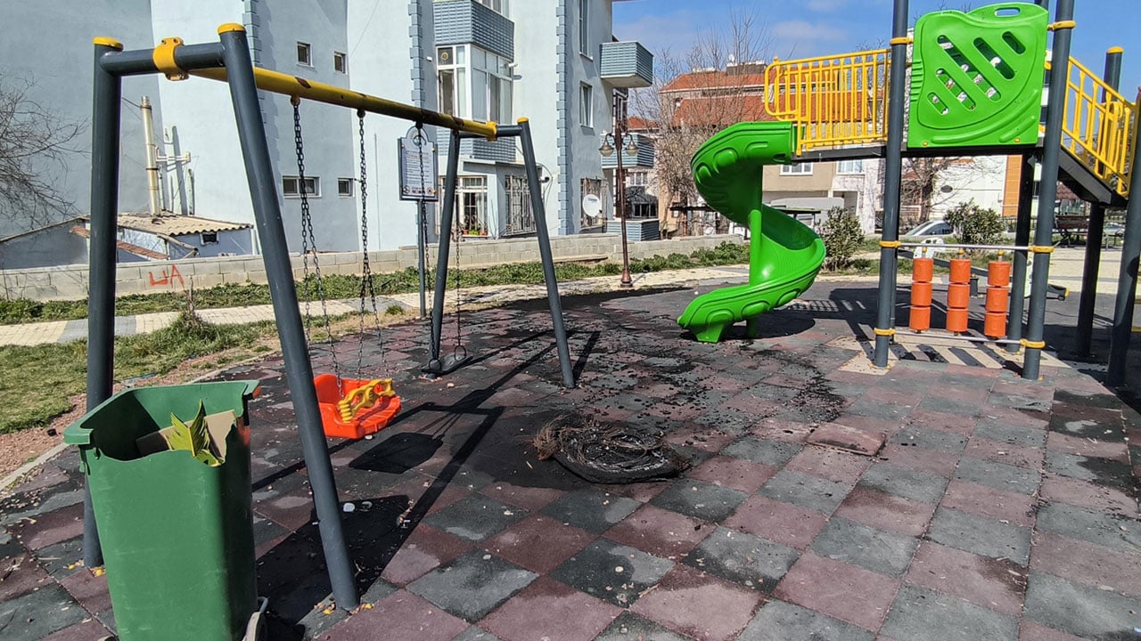 Çocuk parkında skandal görüntü! Lastik yakıp oyun alanını küle çevirdiler