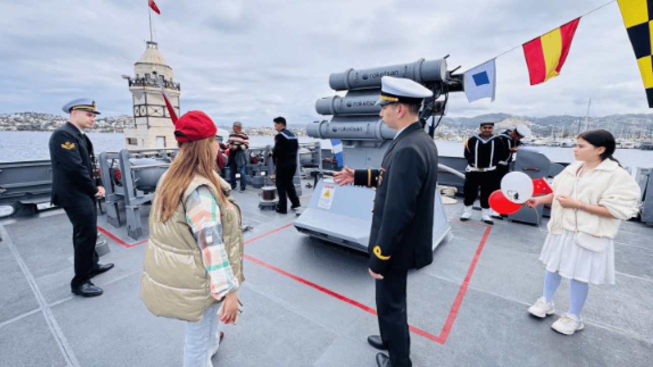 Foto - Çocuklar askeri gemileri yakından tanıdı: 23 Nisan’da limanlarda özel ziyaret