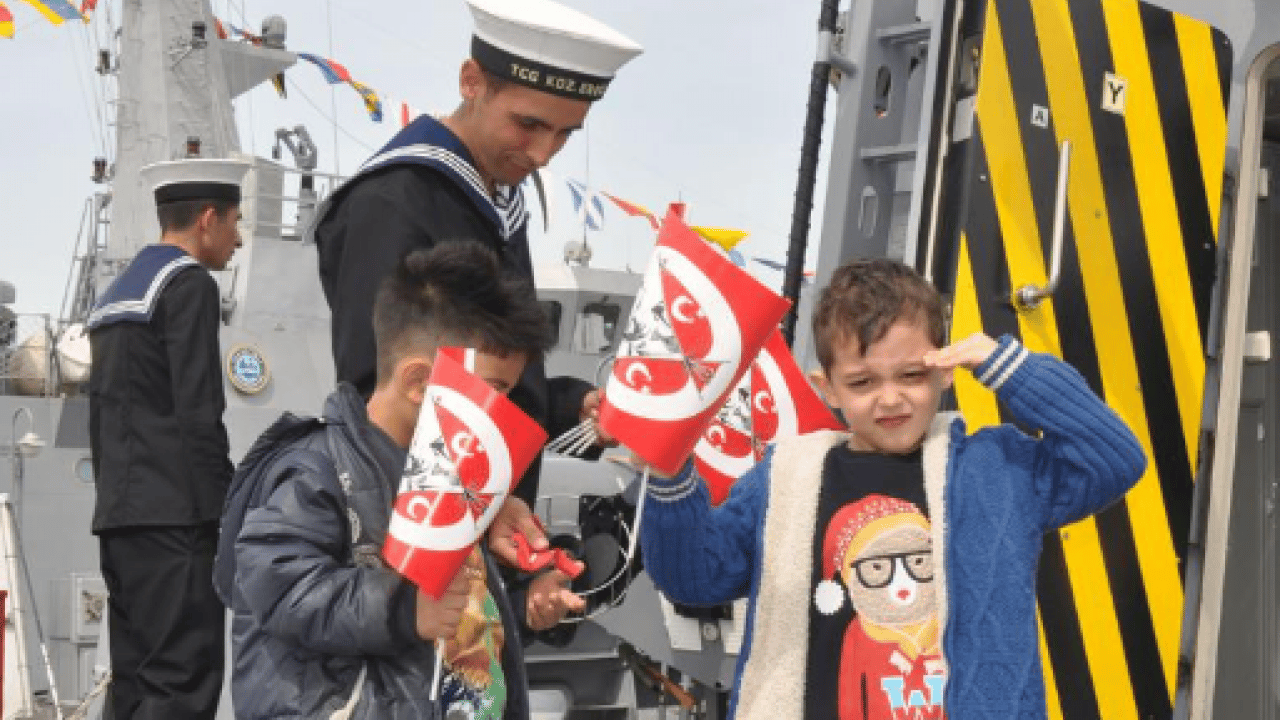 Foto - Çocuklar askeri gemileri yakından tanıdı: 23 Nisan’da limanlarda özel ziyaret