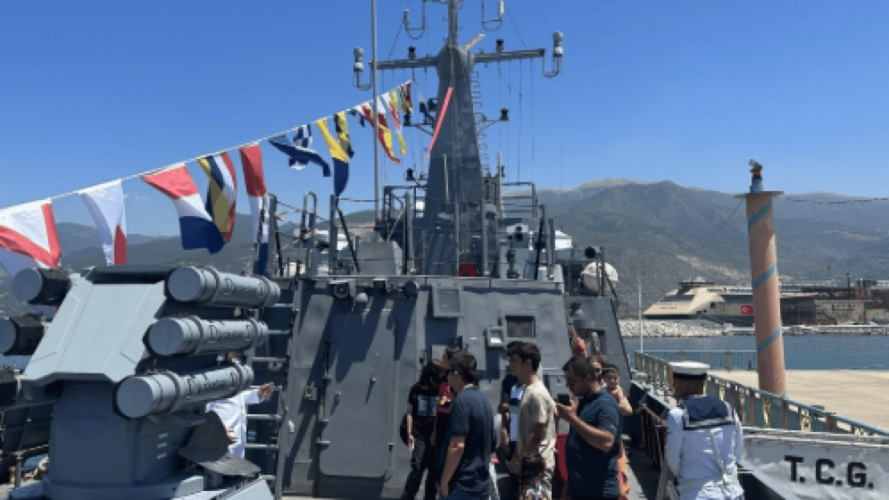 Foto - Çocuklar askeri gemileri yakından tanıdı: 23 Nisan’da limanlarda özel ziyaret