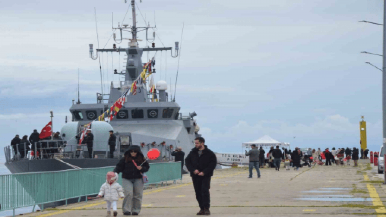 Foto - Çocuklar askeri gemileri yakından tanıdı: 23 Nisan’da limanlarda özel ziyaret