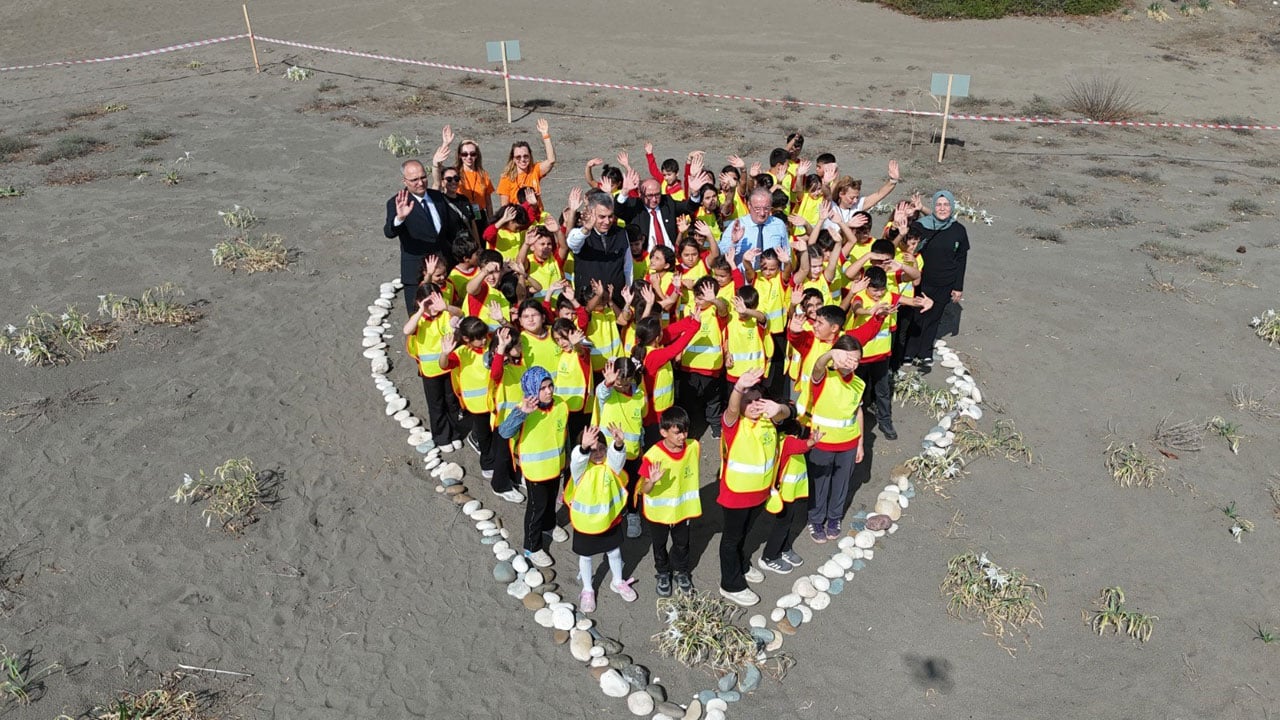 Foto - Çocuklar nöbette! 2 milyon 800 bin liranız yoksa bu çiçeğe yaklaşmayın