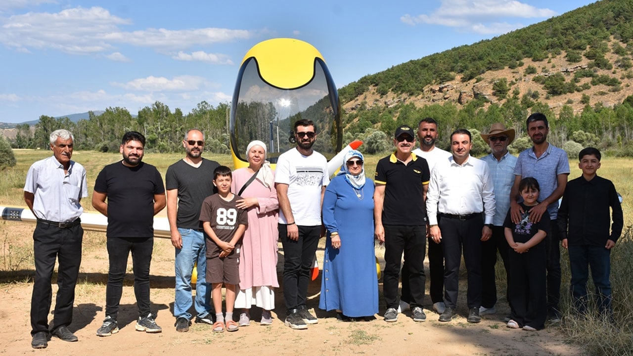 Foto - Çocukluk hayalini gerçekleştirdi: Köyüne uçakla iniş yaptı