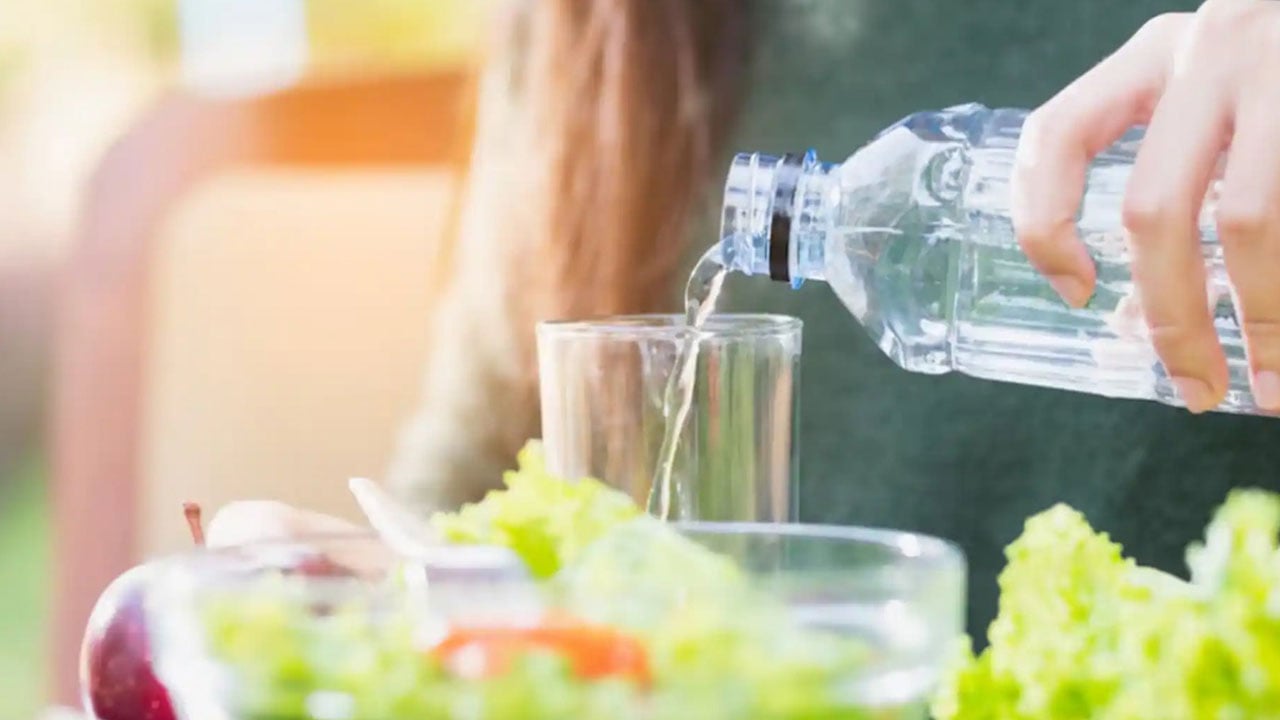 Foto - Çoğumuz bu hatayı yapıyoruz! Yemekle su içmek zararlı mı?