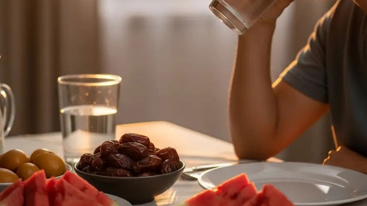 Foto - Çoğumuz bu hatayı yapıyoruz! Yemekle su içmek zararlı mı?