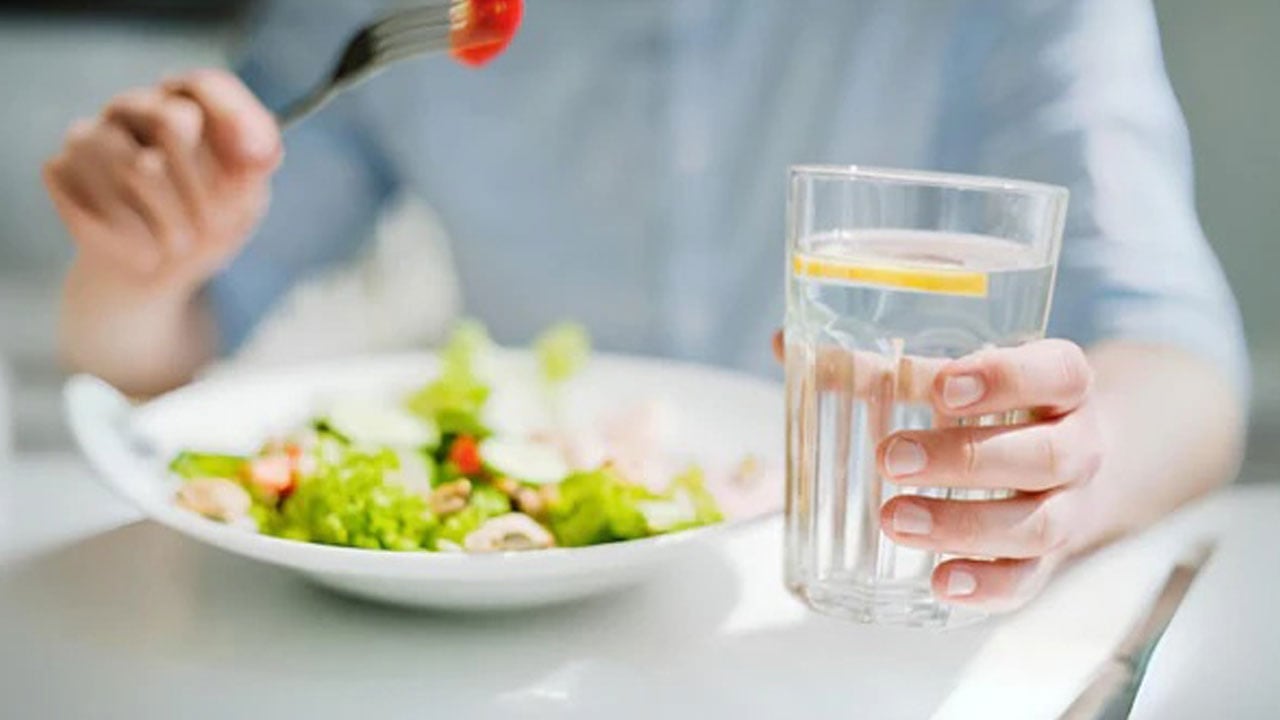 Foto - Çoğumuz bu hatayı yapıyoruz! Yemekle su içmek zararlı mı?
