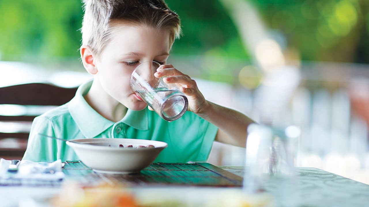 Çoğumuz bu hatayı yapıyoruz! Yemekle su içmek zararlı mı?