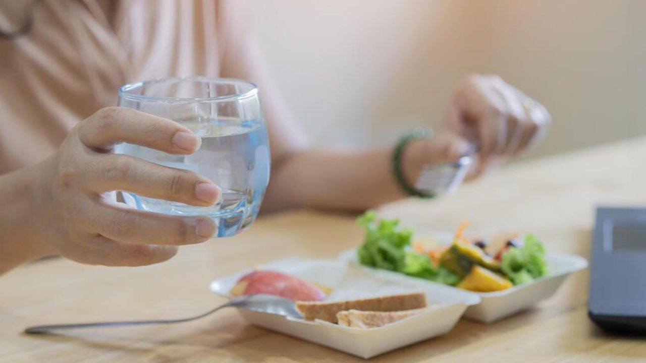 Foto - Çoğumuz bu hatayı yapıyoruz! Yemekle su içmek zararlı mı?