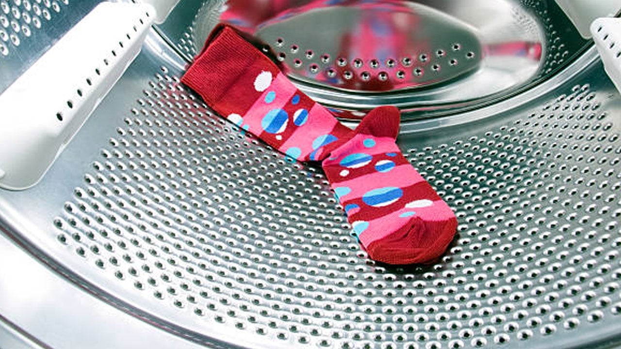 Çoğumuz bu sorunu yaşıyoruz! Çamaşır makinesinde kaybolan çoraplar nereye gidiyor?