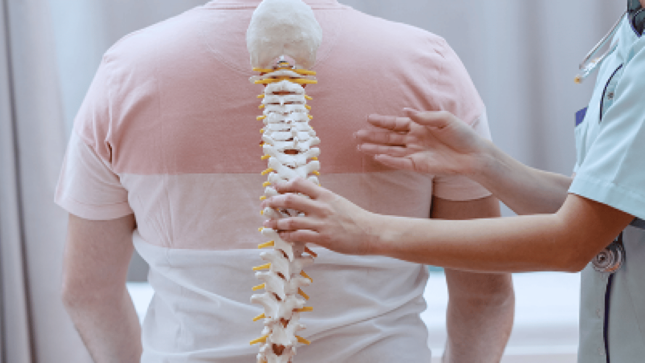 Çok büyük hastalıklara sebebiyet verebilir! Skolyoz uyarısına kulak verin...