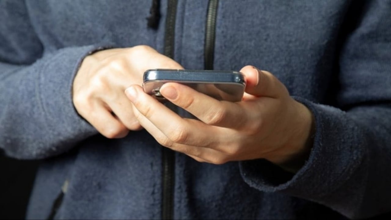 Çok büyük şok! Bu telefon, 5 dakikada bir ekran görüntüsü alıp devletle paylaşıyormuş