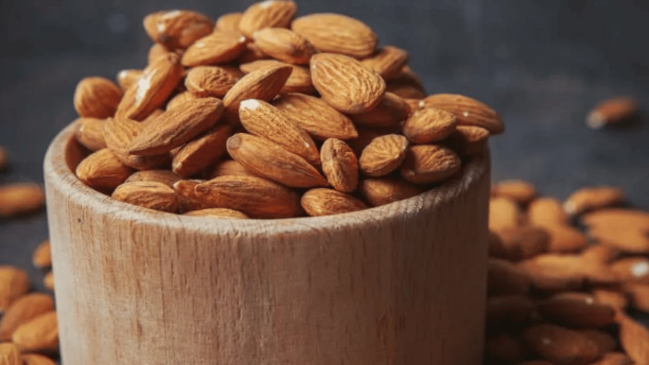 Foto - Çok fazla badem tüketilirse ne olur? Badem, süt yağ, un ve macun...