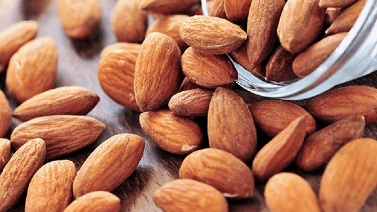 Foto - Çok fazla badem tüketilirse ne olur? Badem, süt yağ, un ve macun...