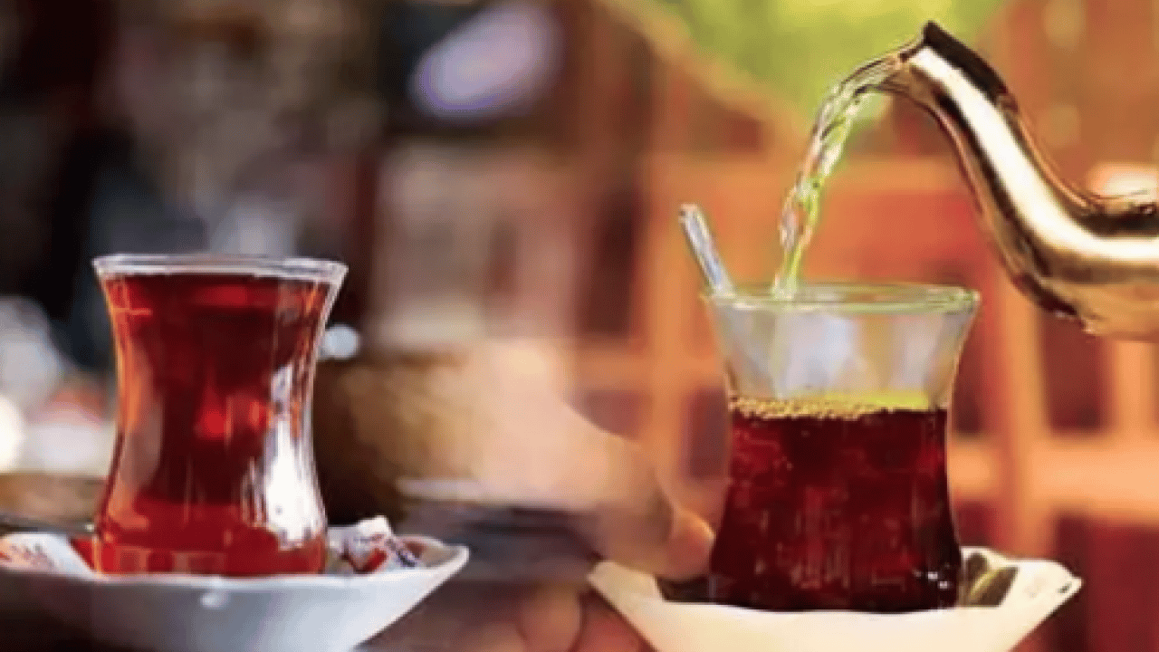 Foto - Çok sayıda bardak bardak çay içmenin zararları can sıkacak cinsten! Biraz azaltsanız iyi olacak...