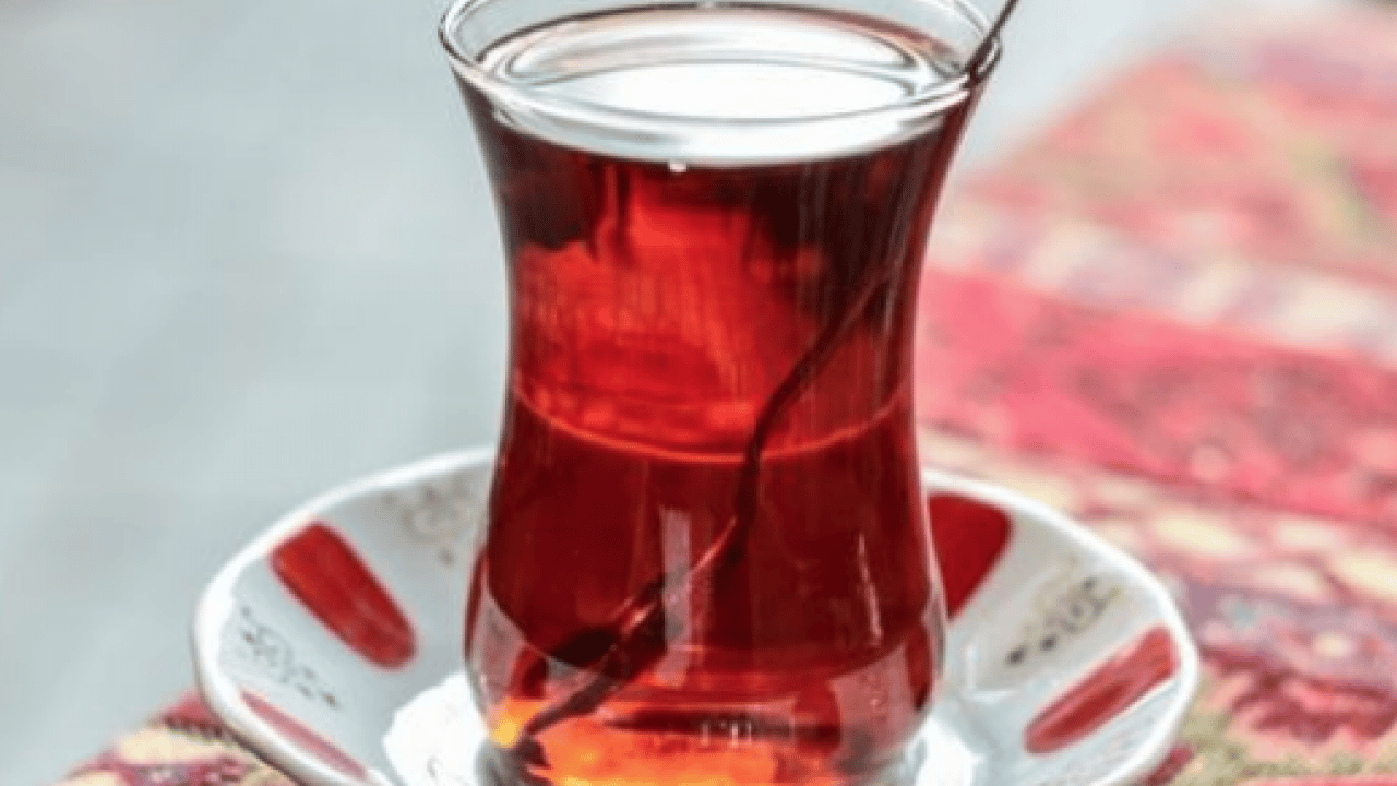 Çok sayıda bardak bardak çay içmenin zararları can sıkacak cinsten! Biraz azaltsanız iyi olacak...