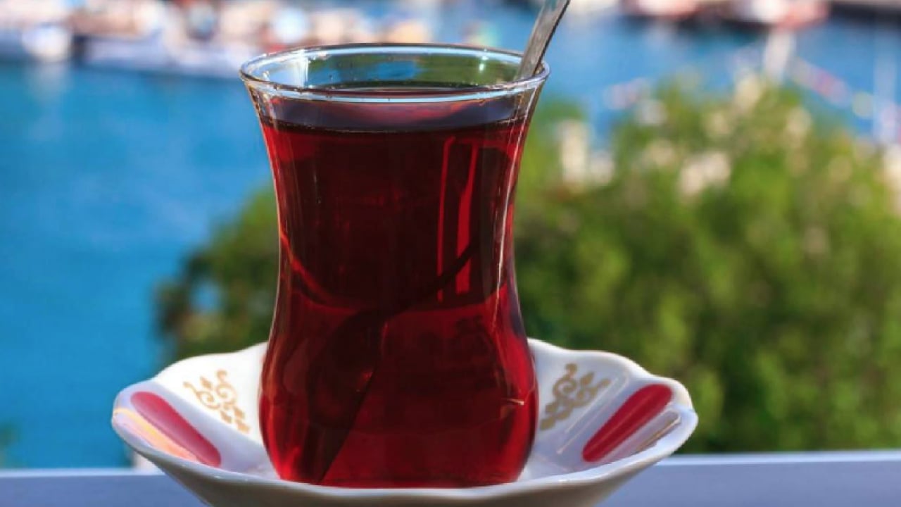 Foto - Çok sayıda bardak bardak çay içmenin zararları can sıkacak cinsten! Biraz azaltsanız iyi olacak...