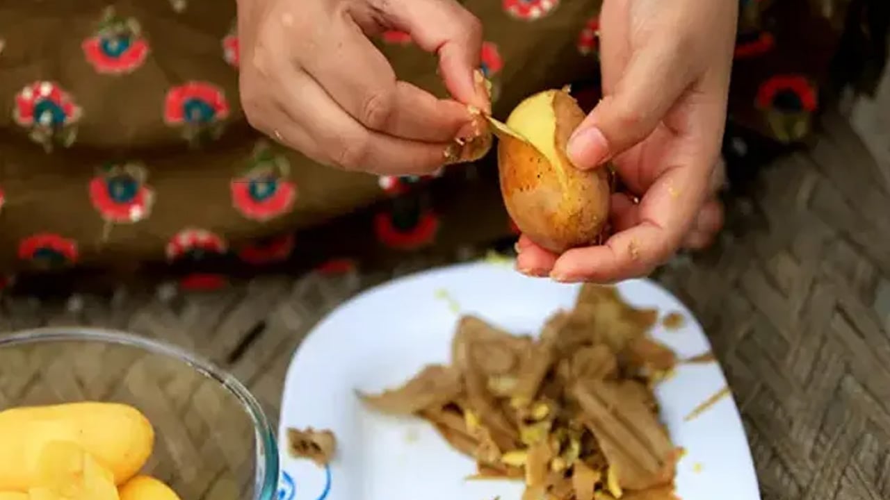 Foto - Çöpe atan pişman olur! Patates kabuklarını dev yapan kullanım yolları! Göz altı torbalarına bunu yapın!
