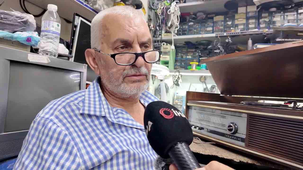 Çöpe gitmelerine gönlü razı değil... Nostaljik radyoları hayata döndürüyor