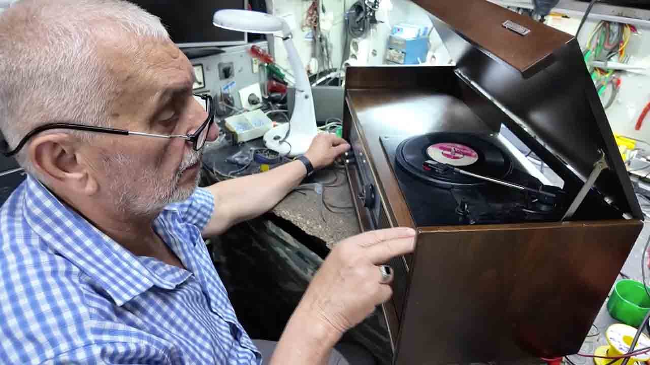 Foto - Çöpe gitmelerine gönlü razı değil... Nostaljik radyoları hayata döndürüyor