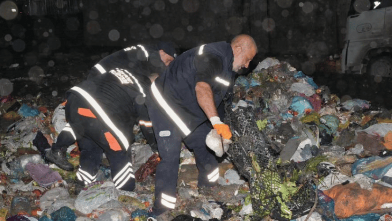 Foto - Çöpten servet çıktı! 1 milyon 200 bin TL'lik altın sahibine ulaştırıldı