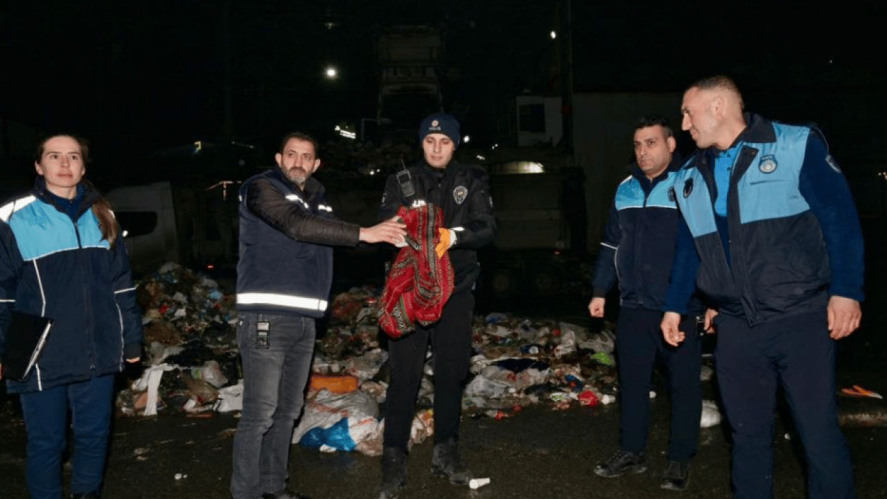 Çöpten servet çıktı! 1 milyon 200 bin TL'lik altın sahibine ulaştırıldı