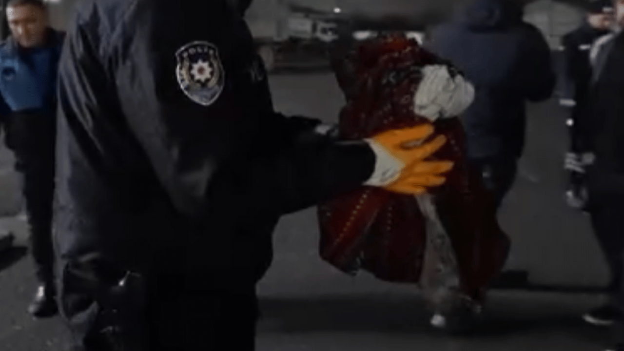 Foto - Çöpten servet çıktı! 1 milyon 200 bin TL'lik altın sahibine ulaştırıldı