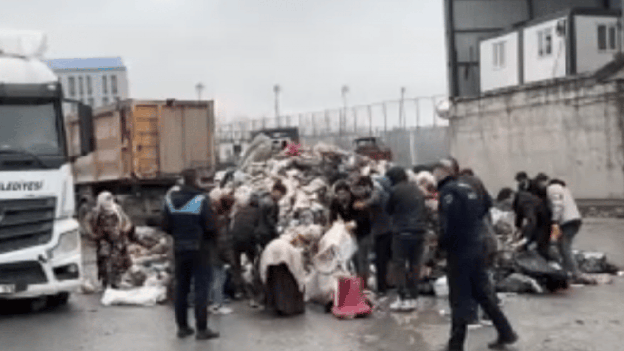 Foto - Çöpten servet çıktı! 1 milyon 200 bin TL'lik altın sahibine ulaştırıldı