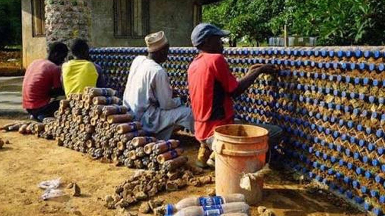 Foto - Çöpten topladıkları plastik şişeler, muhteşem bir eve dönüştü
