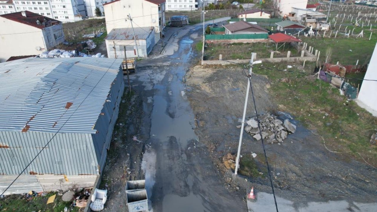 Foto - Çukur ve çamur tamam sıra çöpte!