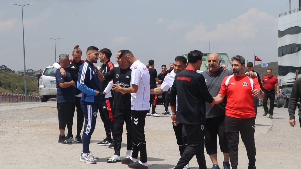 Foto - Cuma namazında buluştular Sahada rakip camide aynı saftalar