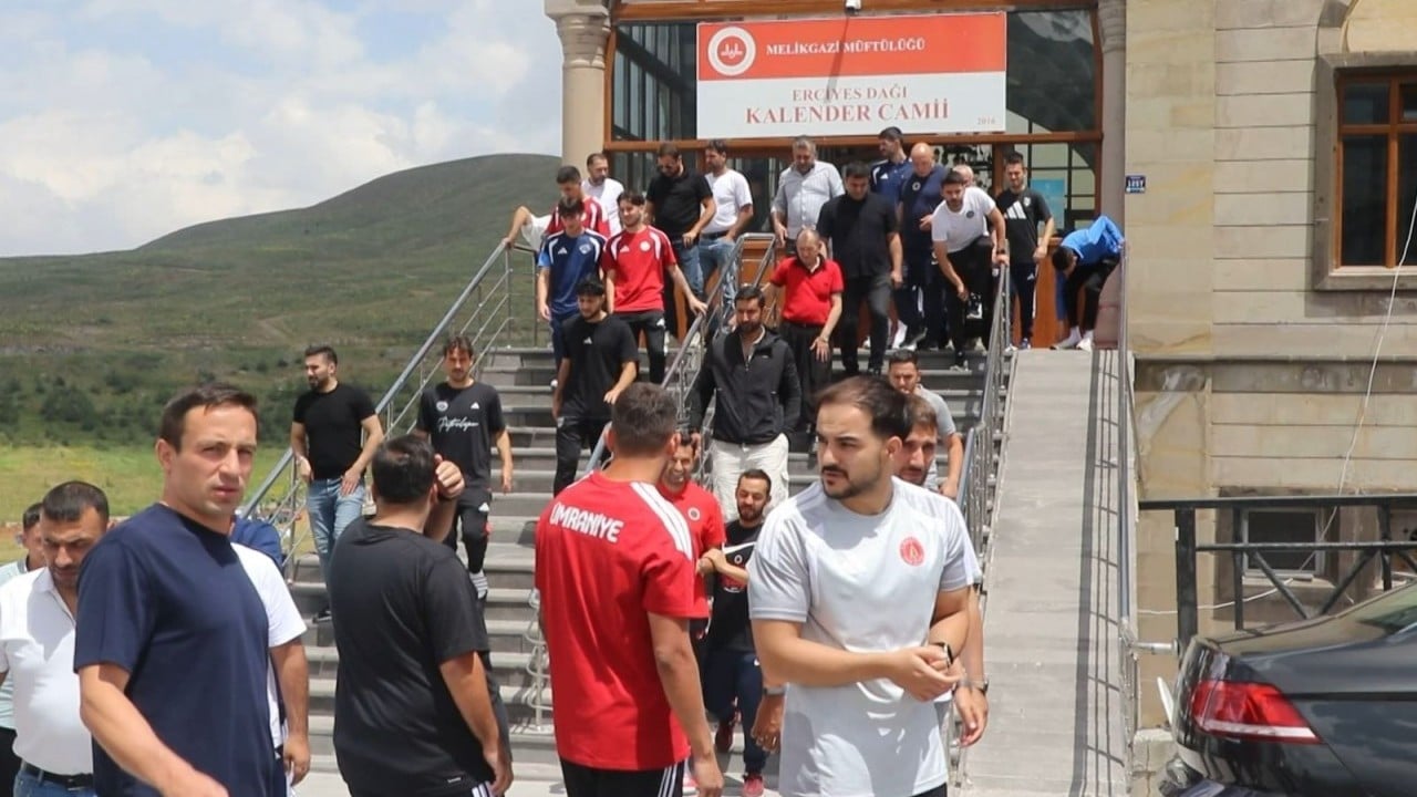 Foto - Cuma namazında buluştular Sahada rakip camide aynı saftalar