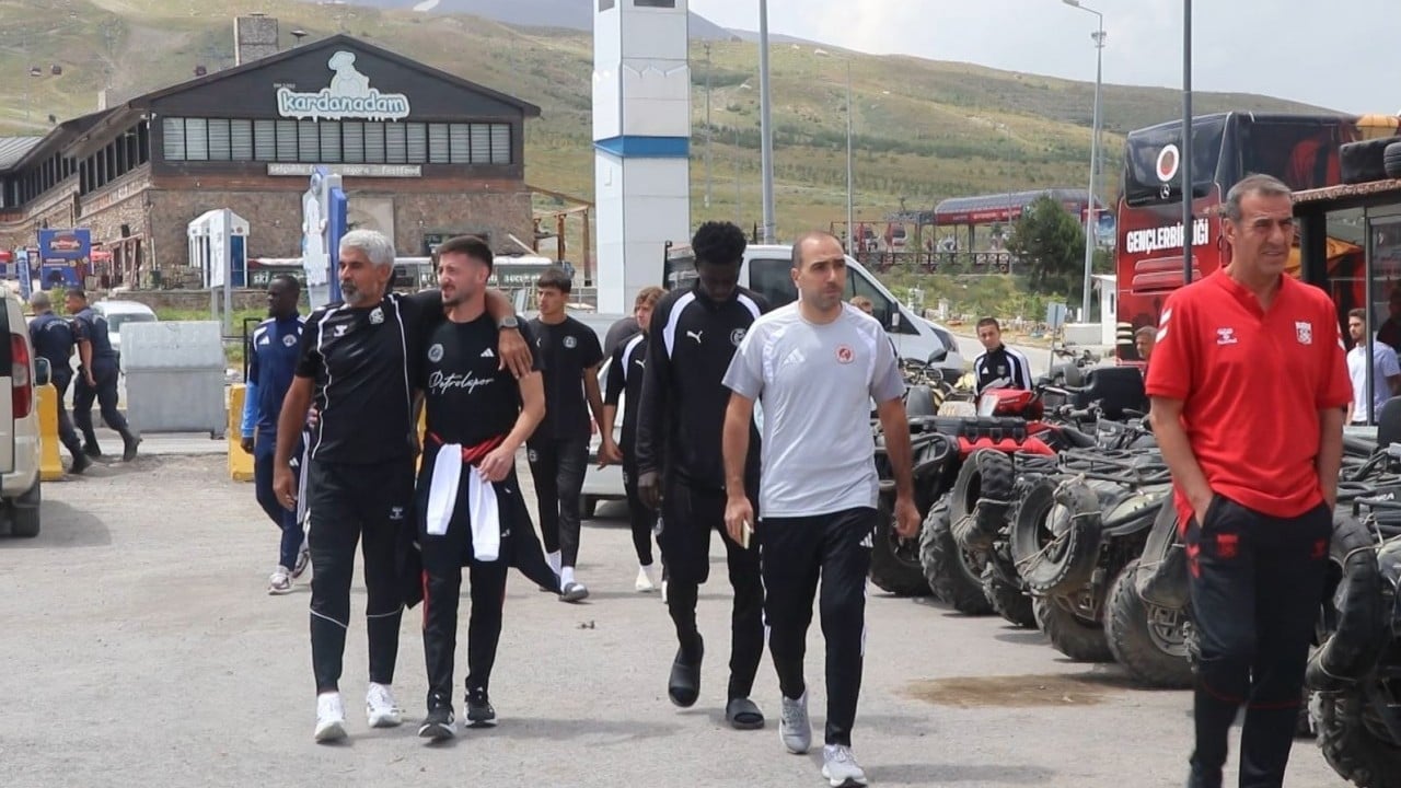 Foto - Cuma namazında buluştular Sahada rakip camide aynı saftalar