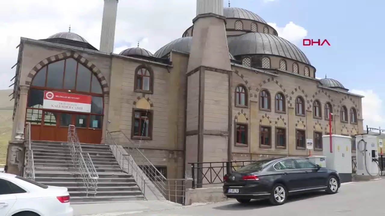 Cuma namazında buluştular Sahada rakip camide aynı saftalar