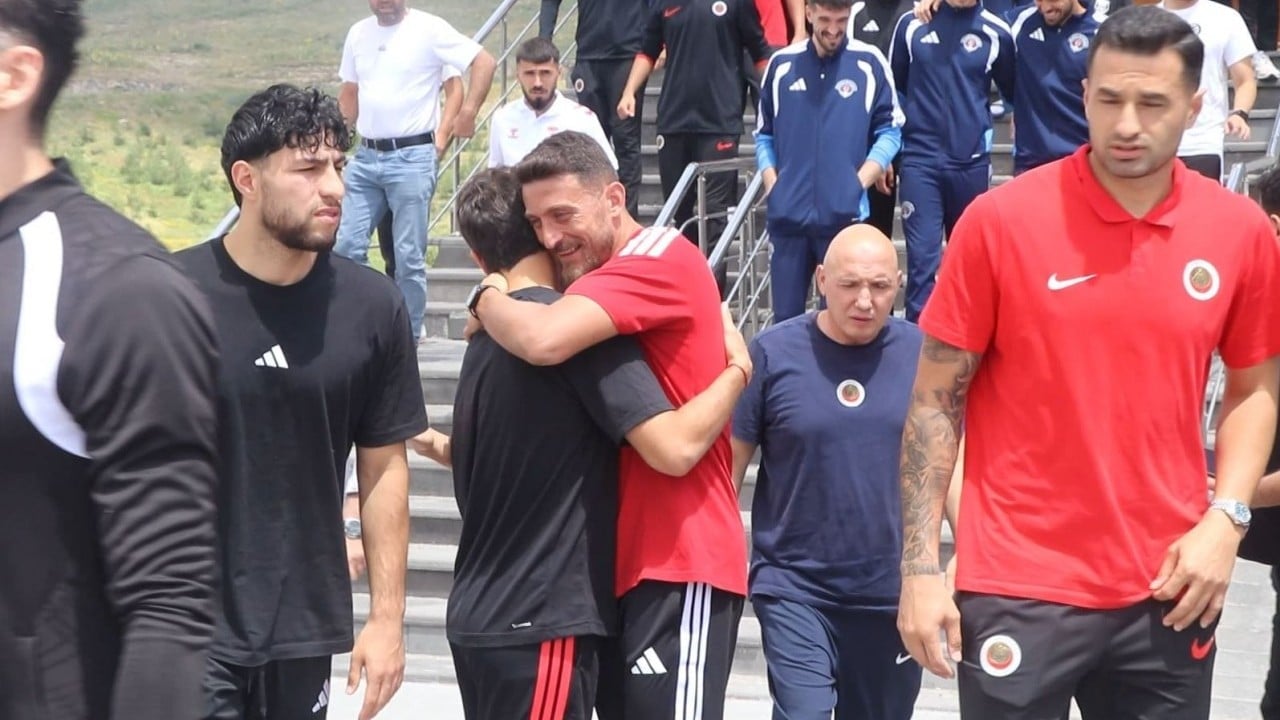 Foto - Cuma namazında buluştular Sahada rakip camide aynı saftalar