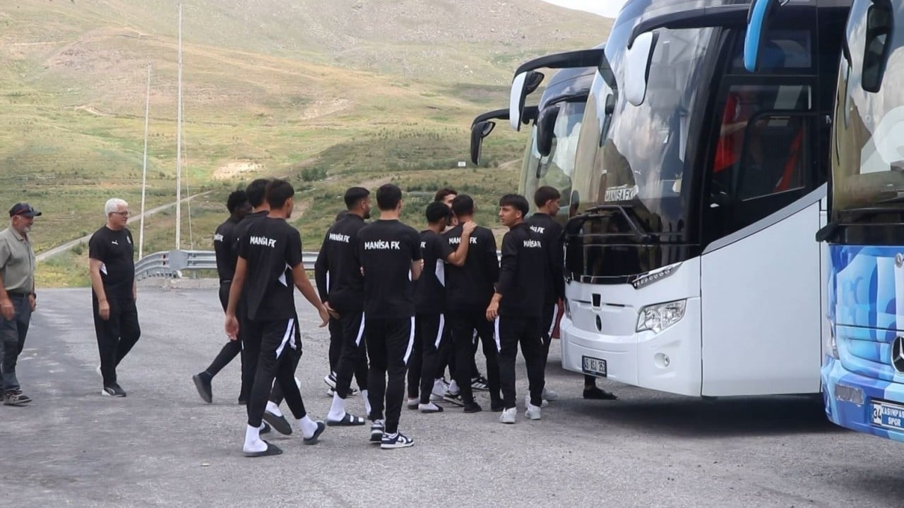Foto - Cuma namazında buluştular Sahada rakip camide aynı saftalar