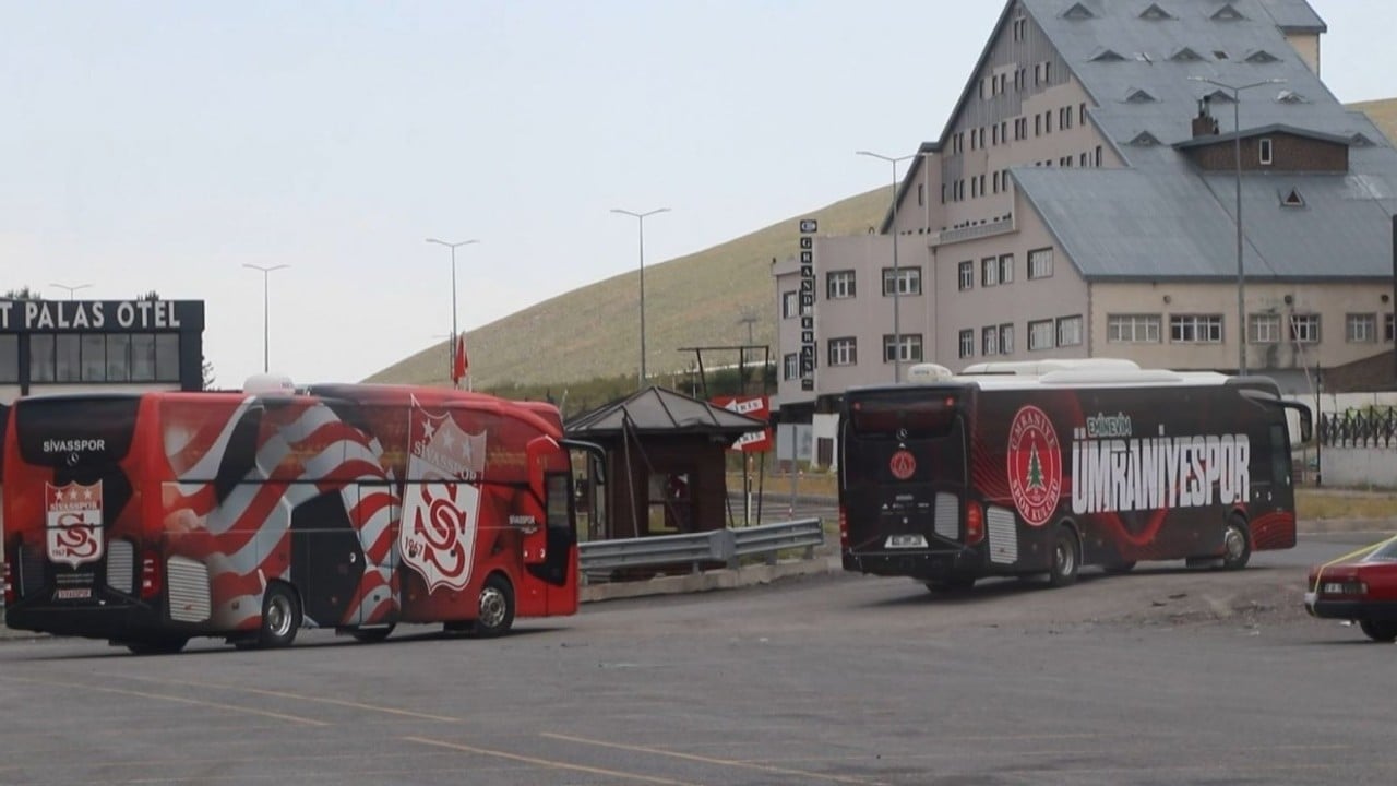 Foto - Cuma namazında buluştular Sahada rakip camide aynı saftalar
