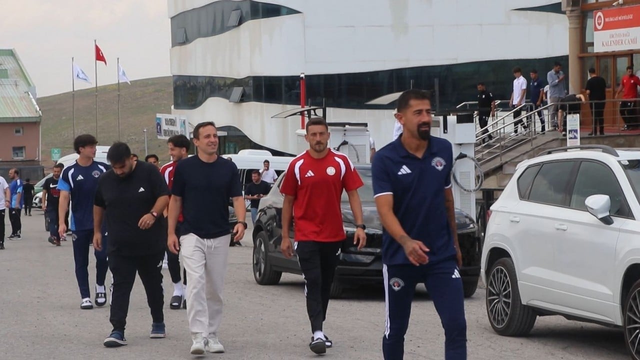 Foto - Cuma namazında buluştular Sahada rakip camide aynı saftalar
