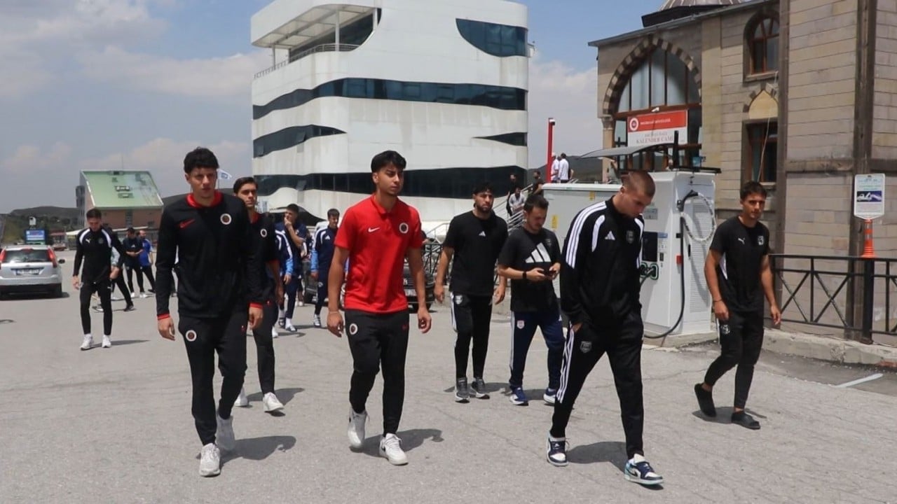 Foto - Cuma namazında buluştular Sahada rakip camide aynı saftalar