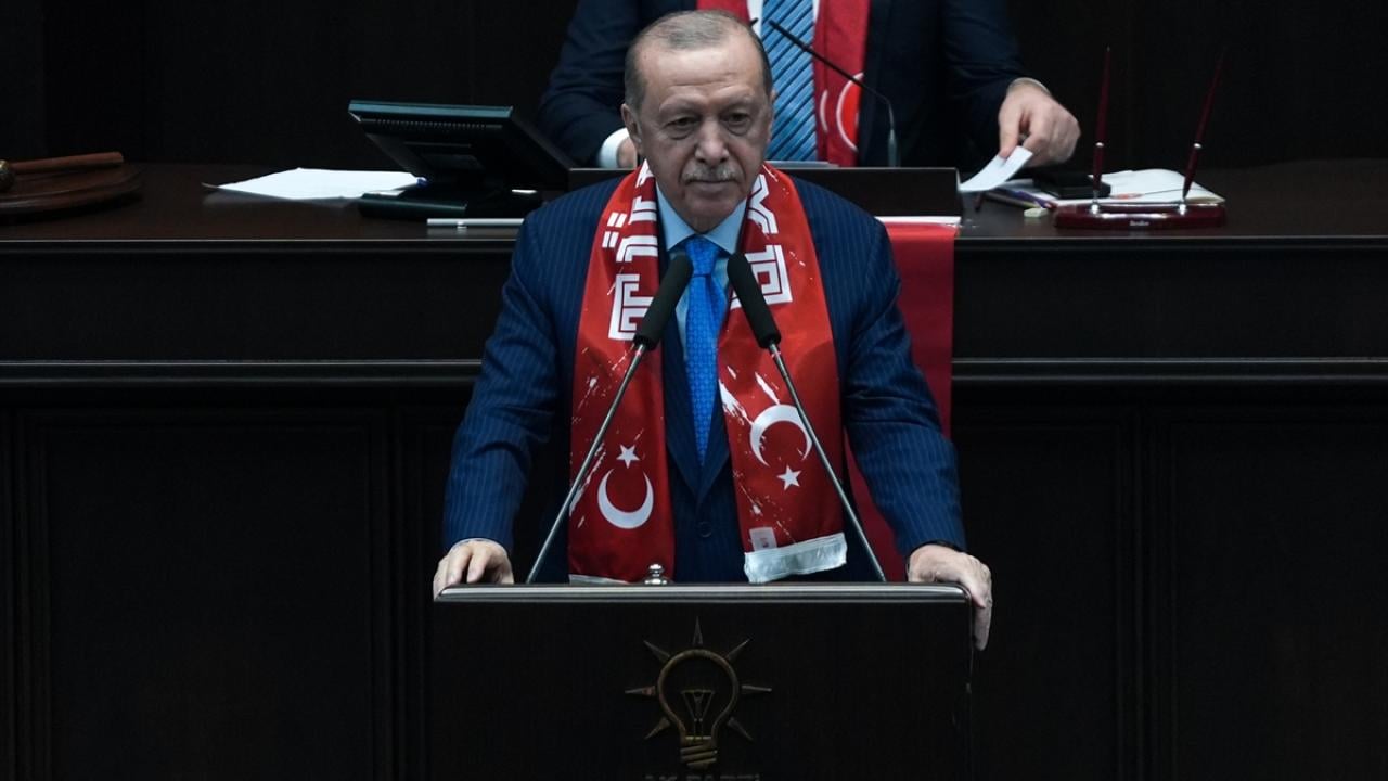 Cumhurbaşkanı Erdoğan, ay-yıldızlı atkı taktı