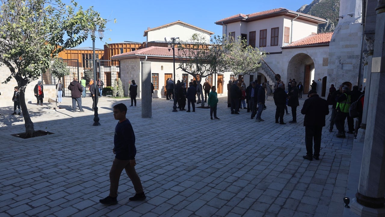 Foto - Cumhurbaşkanı Erdoğan dün açmıştı! Hatay Habib-i Neccar Camii'ne akın etti