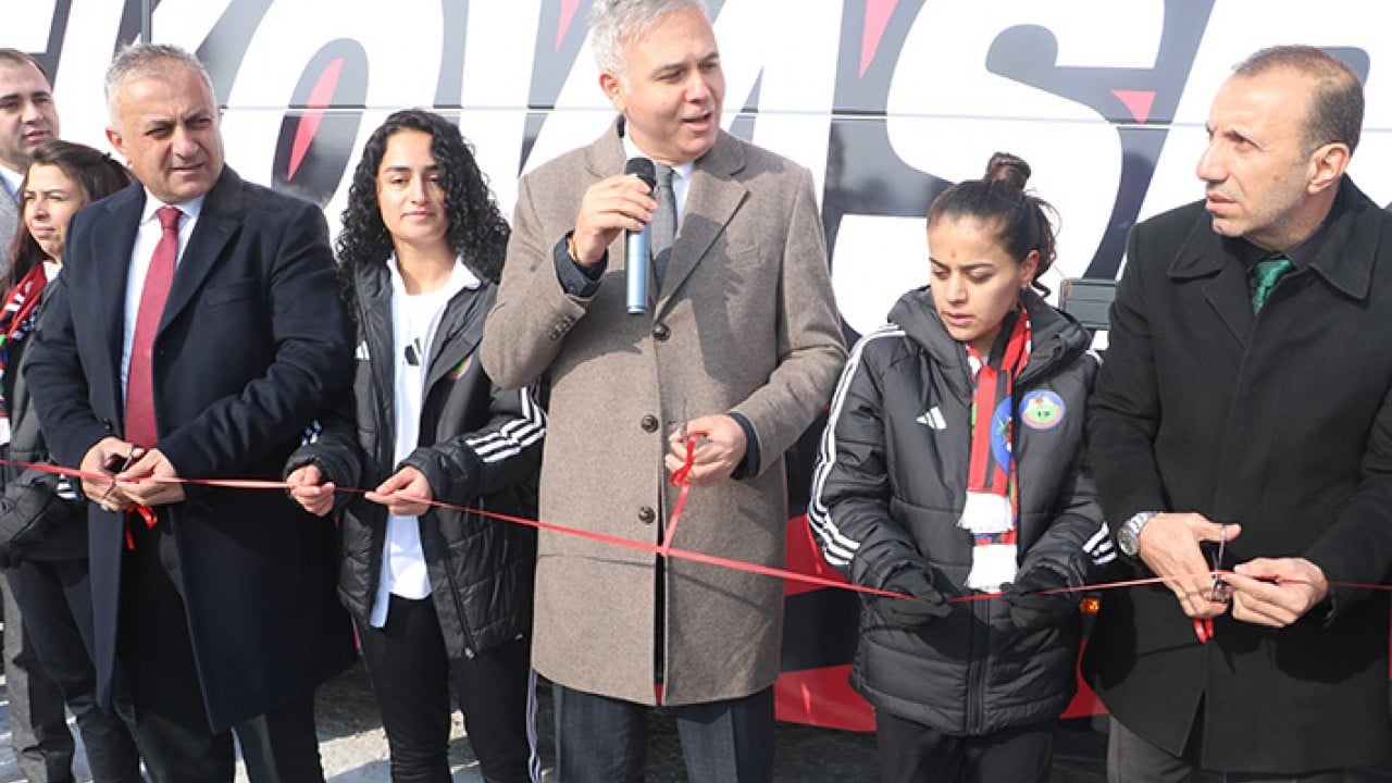 Foto - Cumhurbaşkanı Erdoğan’dan şampiyon kadınlara otobüs