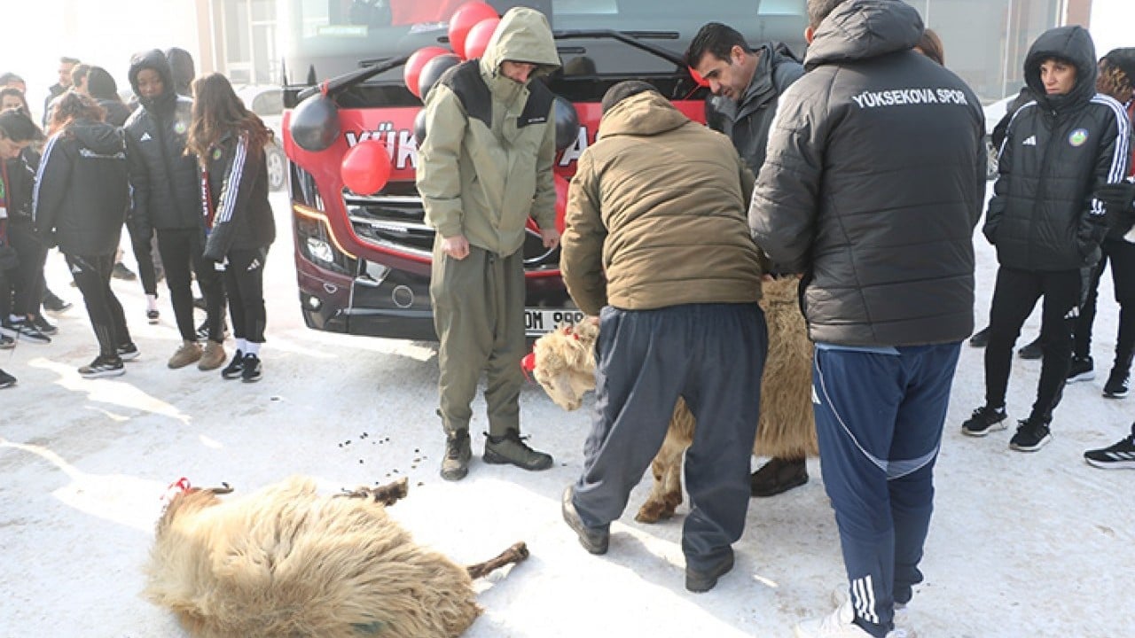 Foto - Cumhurbaşkanı Erdoğan’dan şampiyon kadınlara otobüs