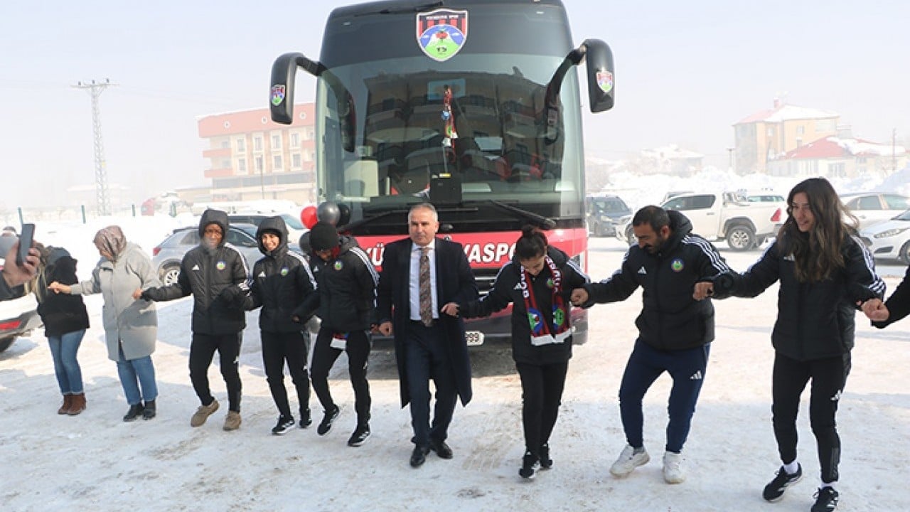 Foto - Cumhurbaşkanı Erdoğan’dan şampiyon kadınlara otobüs