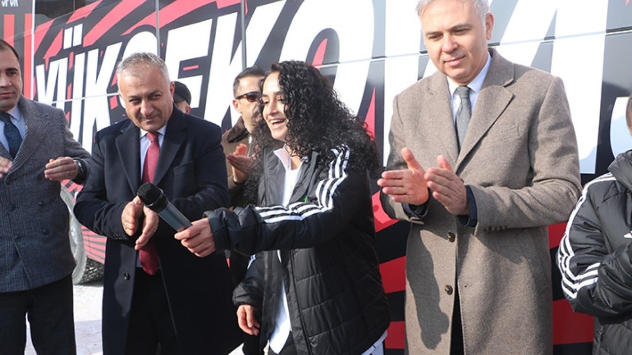 Foto - Cumhurbaşkanı Erdoğan’dan şampiyon kadınlara otobüs