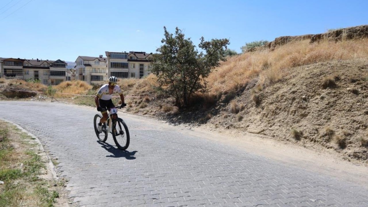Foto - Dağ Bisikleti Şampiyonası’nda Kapadokya’da pedal basıp teker çevirdiler