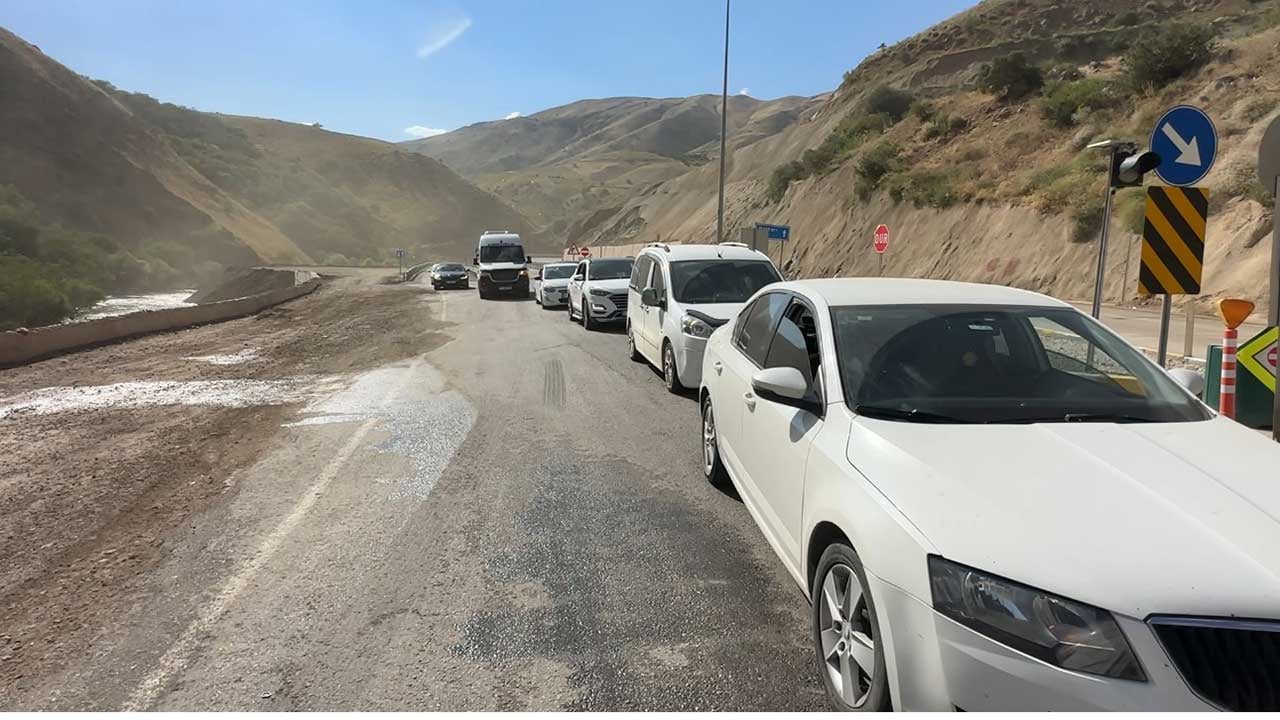 Foto - Dağdan kopan dev kütleler yolu kapattı! Yüksekova-Van hattında sürücüler mahsur kaldı!