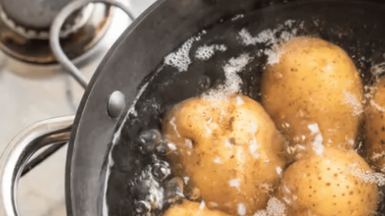 Foto - Daha diri olması için... Patates haşlarken yapılan bu hata tüm lezzeti bozuyor!